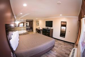 A kitchen or kitchenette at Rodeway Inn Bellflower