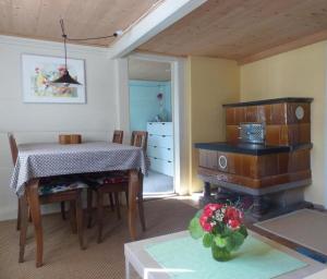 sala de estar con mesa, mesa y fogones en Alpenblick nord-ost en Frutigen