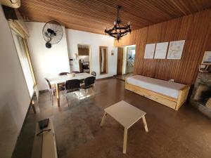Cette chambre comprend un lit, une table et des chaises. dans l'établissement Lo de Mulata - Amplia Casa Céntrica en Planta Alta, à Concordia