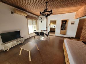 - un salon avec une table et une salle à manger dans l'établissement Lo de Mulata - Amplia Casa Céntrica en Planta Alta, à Concordia