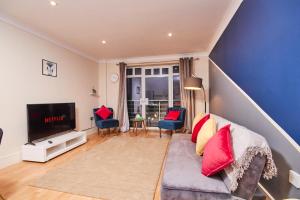 a living room with a couch and a tv at Free Parking-Central-Contractors-Leisure in Coventry