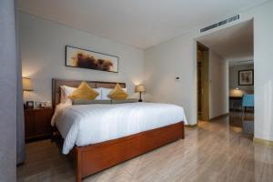 Gulta vai gultas numurā naktsmītnē Oakwood Hotel & Residence Suzhou