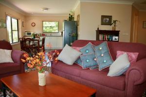 Serena Cottages Beechworth - Your Country Getaway - 2的休息区
