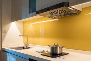 Virtuve vai virtuves zona naktsmītnē Oakwood Hotel & Residence Suzhou