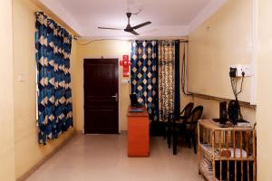 une chambre avec une porte, une table et des chaises dans l'établissement Victoria Guest House, à Guwahati
