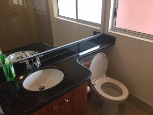 y baño con lavabo y aseo. en Exclusive Furnished Apartment 6, en Manizales