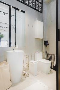Ein Badezimmer in der Unterkunft Modern Minimalism - Mandarin Palm Penthouse