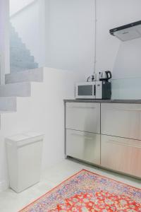 Кухня или мини-кухня в Modern Minimalism - Mandarin Palm Penthouse
