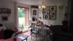 - une salle à manger avec une table et des chaises dans l'établissement Chalet Chic mit Hot Pot, à Wildhaus