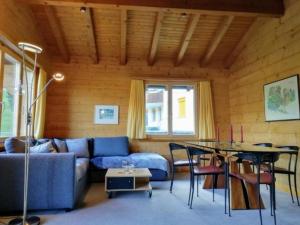 Seeblick Fraissen في لاكس: غرفة معيشة مع أريكة زرقاء وطاولة
