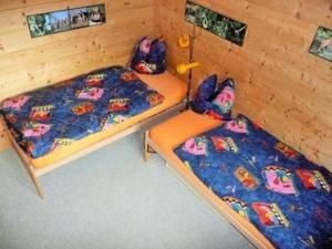 2 camas en un dormitorio infantil en Seeblick Fraissen en Laax