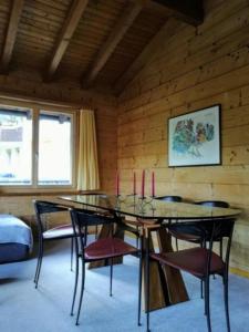 Seeblick Fraissen في لاكس: غرفة طعام مع طاولة وكراسي زجاجية