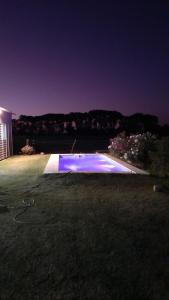een groot zwembad in een tuin 's nachts bij Casa Quinta Nuevo Torino -15 min de Rafaela 