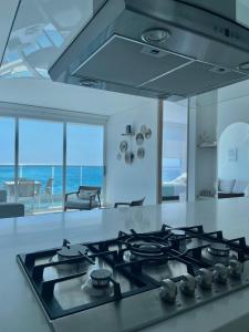 una cucina con piano cottura e vista sull'oceano di APARTAMENTO CON VISTA AL MAR, RESERVA Del MAR 1637 a Gaira