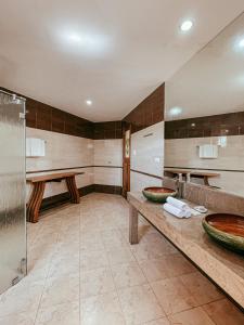 uma casa de banho com 2 lavatórios e um chuveiro em Corto del Mar Hotel em Coron