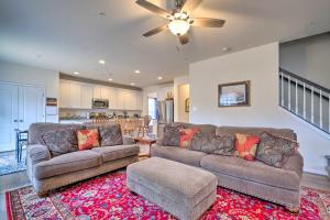 uma sala de estar com 2 sofás e uma ventoinha de tecto em Riverside House with Kayaks, Piano and Fireplace em California