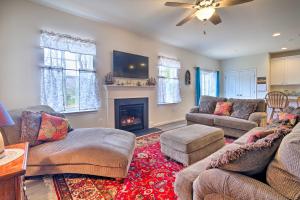 uma sala de estar com dois sofás e uma lareira em Riverside House with Kayaks, Piano and Fireplace em California