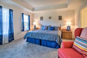 1 dormitorio con 1 cama y 1 silla roja en Riverside House with Kayaks, Piano and Fireplace en California
