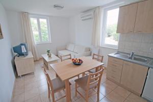 Kuchyňa alebo kuchynka v ubytovaní Apartments Tamarix