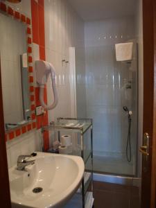 un baño con lavabo y ducha en Residencia Real del Castillo de Curiel, en Curiel de Duero