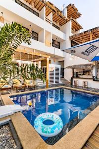 een zwembad in een villa met een resort bij Punta Kai Hotel Hostal in Puerto Escondido