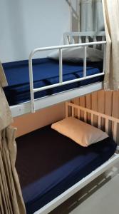 Двухъярусная кровать или двухъярусные кровати в номере Lady Dorm @ Walking Street