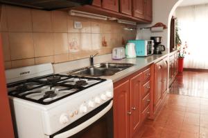 a kitchen with a stove and a sink at CORTEZ CASA in Ushuaia