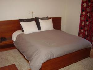 Uma cama ou camas num quarto em Residencial Morgado