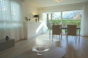 ein Wohnzimmer mit einem Tisch und Stühlen sowie ein Esszimmer in der Unterkunft Residenza San Materno Apt 3 in Ascona