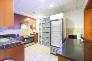 cocina con nevera congelador en JBR Beach Hostel - Pool - Walk To JBR Beach - Metro Station, en Dubái