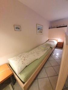 una piccola camera con un letto in una stanza di Casa alle Vigne Apt 101 ad Ascona