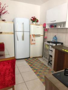 een keuken met 2 witte koelkasten in een kamer bij Hostel Celine in São Bernardo do Campo
