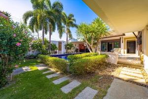 Aed väljaspool majutusasutust 3 Bedroom Pool Villa in Great Location! BUB