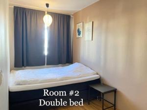 um quarto com uma cama com uma cortina azul em Spacious 3 bedroom apartment,close to centrum. em Reykjavík