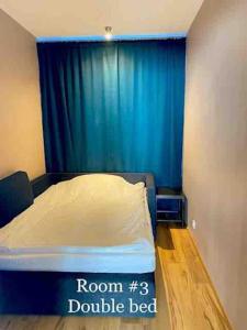een slaapkamer met een bed met een blauw gordijn bij Spacious 3 bedroom apartment,close to centrum. in Reykjavík