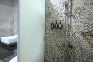 y baño con ducha, aseo y lavamanos. en 海享電梯民宿-近夜市-近海邊, en Hualien City