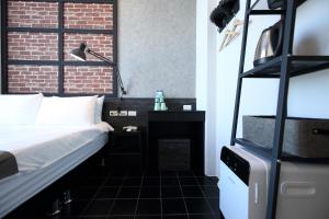 1 dormitorio con 1 cama y escritorio en una habitación en 海享電梯民宿-近夜市-近海邊, en Hualien City