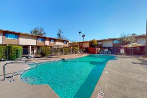 uma piscina em frente a um hotel em Heavenly Oasis em Scottsdale