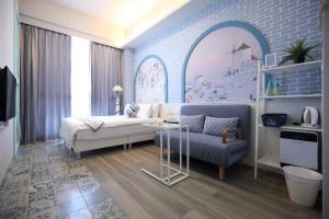 1 dormitorio con cama, sofá y mesa en 海享電梯民宿-近夜市-近海邊, en Hualien City