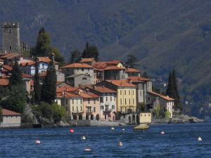 a town on the shore of a body of water at Casa Giardino fiorito in San Siro