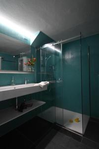 ein Bad mit einer Glasdusche und einem Waschbecken in der Unterkunft Casa Leula in Ronco sopra Ascona