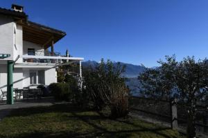 ein weißes Haus mit Blick auf das Wasser in der Unterkunft Casa Leula in Ronco sopra Ascona