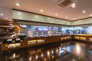 un ristorante con bancone e cibo in esposizione di Vivaldi Park a Hongcheon