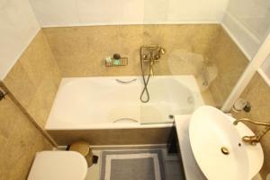 J.K.Hotel Apartments tesisinde bir banyo