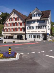 un grande edificio sul lato di una strada di Café-Conditorei Hotel Huber a Lichtensteig