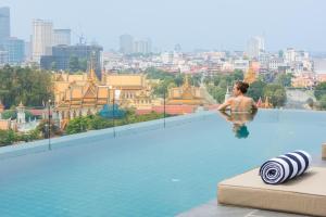 Kolam renang di atau dekat dengan GLOW PARK HOTEL Grand Royal Palace