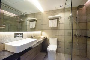 Bilik mandi di GLOW PARK HOTEL Grand Royal Palace