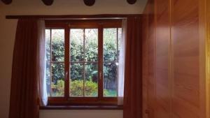 ein Fenster in einem Zimmer mit einem Vorhang in der Unterkunft Casa San Cristoforo - "Atelier" in Maggia