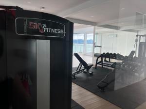 um ginásio com uma placa que lê seis fitness em Ins2 Langkawi Apartment Kuah em Kuah