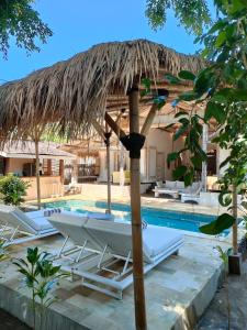 Bazén v ubytování Villa Manis nebo v jeho okolí + 10 fotografií